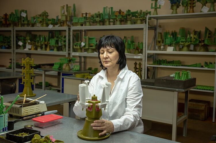 Подготовка восковых моделей отливок рабочих лопаток к сборке в литейные блоки